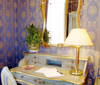 image_room_services_desk_1.jpg