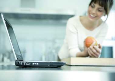 20070821_fujitsu_siemens_computers_hogar_digital_mujer_laptop_cocina