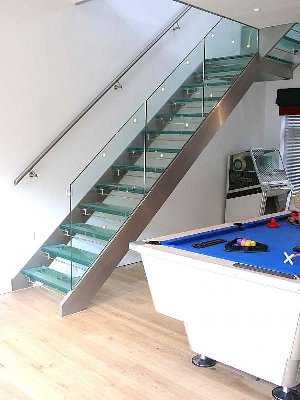 escalera-recta-con-zancas-laterales-estructura-metalica-y-peldanos-de-vidrio-161910