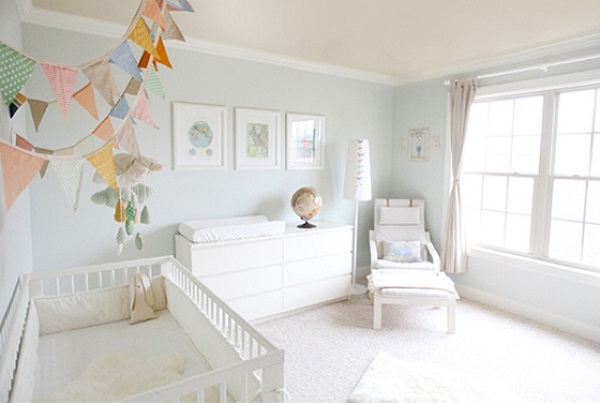 Integra nuestras ideas de decoración en un mismo ambiente. ¿Por qué no agregar color a una habitación blanca con unos lindos banderines?